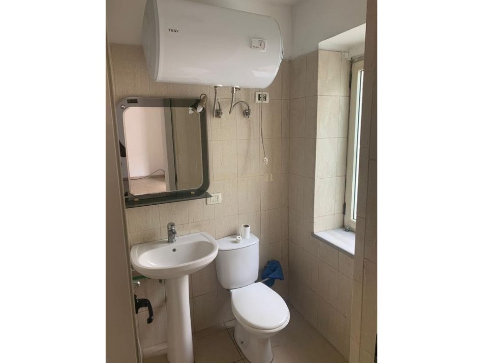 Tirane, jepet me qera zyre Kati 1, 60 m² 450 € (Komuna e Parisit)