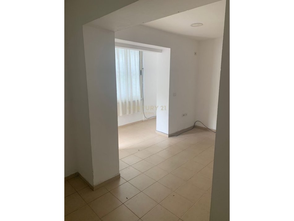 Tirane, jepet me qera zyre Kati 1, 60 m² 450 € (Komuna e Parisit)
