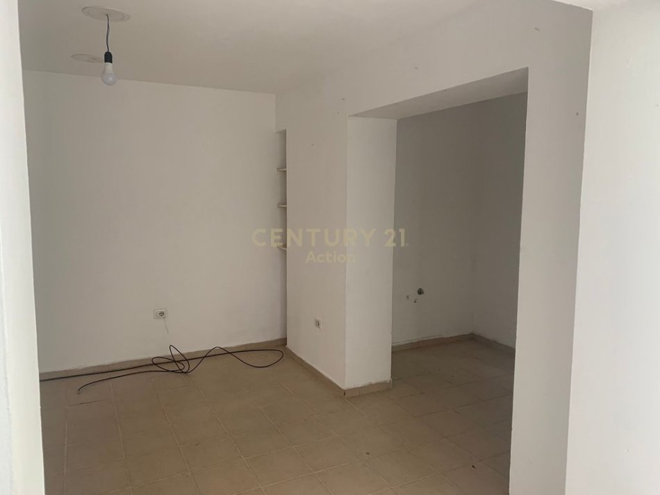 Tirane, jepet me qera zyre Kati 1, 60 m² 450 € (Komuna e Parisit)