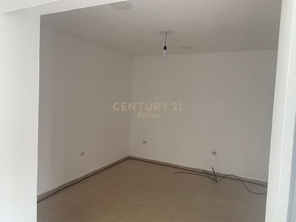 Tirane, jepet me qera zyre Kati 1, 60 m² 450 € (Komuna e Parisit)
