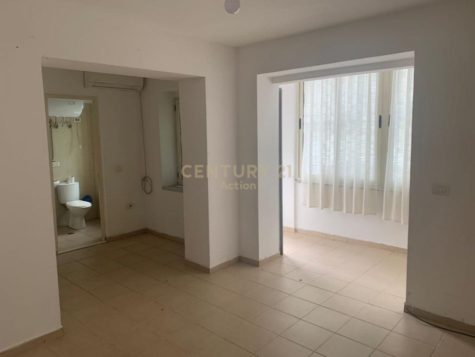 Tirane, jepet me qera zyre Kati 1, 60 m² 450 € (Komuna e Parisit)