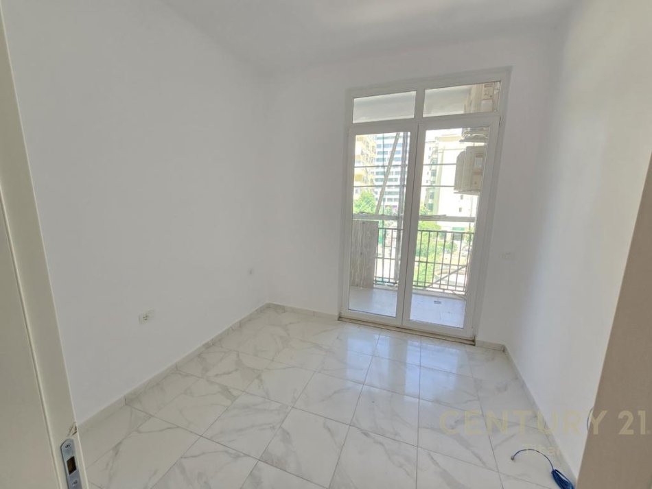 Tirane, jepet me qera zyre 3+1+2 Kati 3, 111 m² 1.000 € (Rruga Sali Butka)