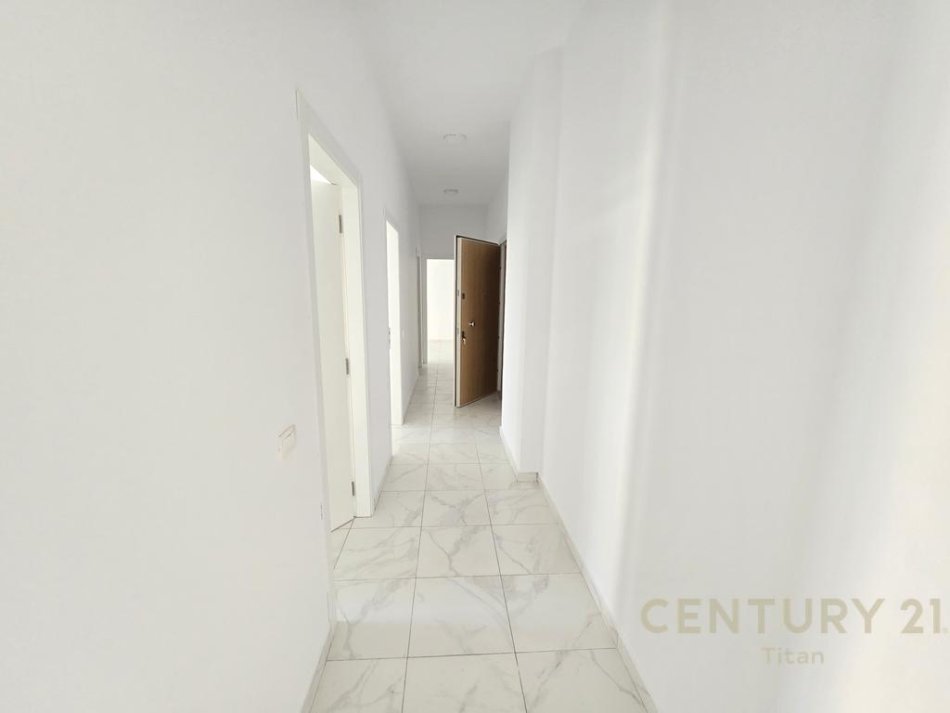 Tirane, jepet me qera zyre 3+1+2 Kati 3, 111 m² 1.000 € (Rruga Sali Butka)