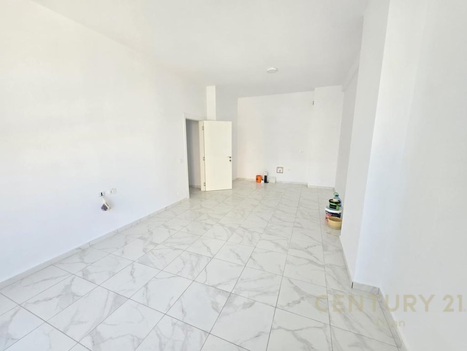 Tirane, jepet me qera zyre 3+1+2 Kati 3, 111 m² 1.000 € (Rruga Sali Butka)