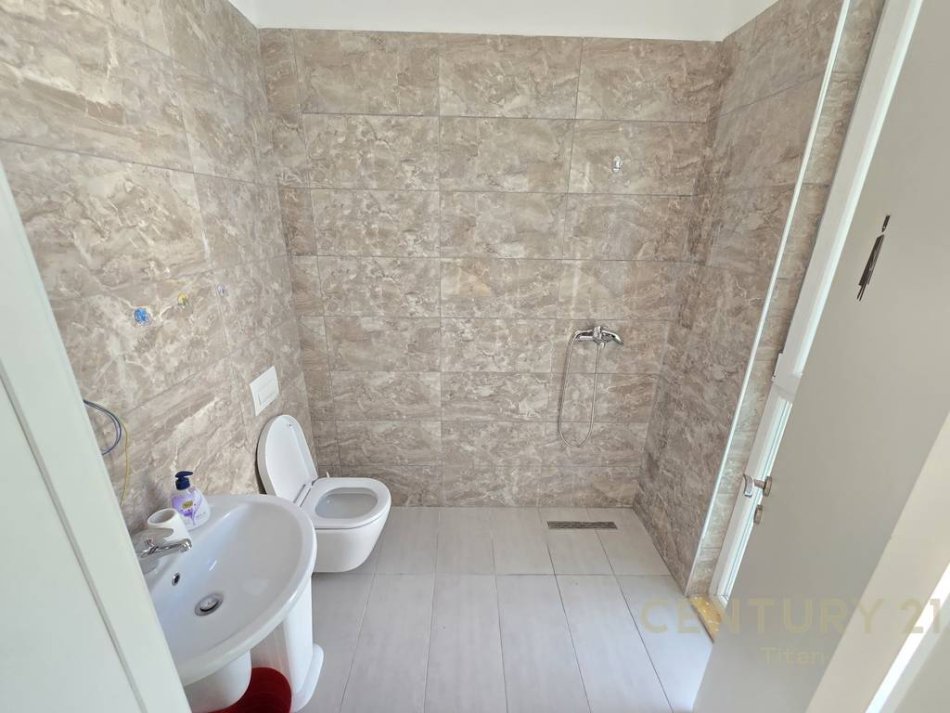 Tirane, jepet me qera zyre 3+1+2 Kati 3, 111 m² 1.000 € (Rruga Sali Butka)