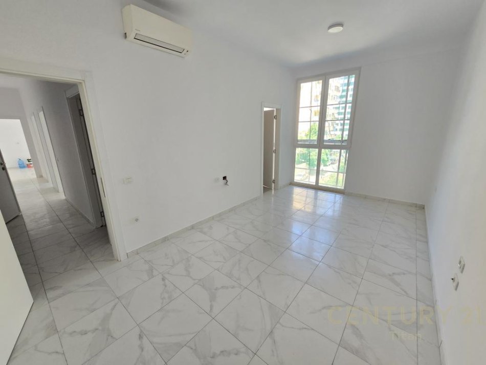 Tirane, jepet me qera zyre 3+1+2 Kati 3, 111 m² 1.000 € (Rruga Sali Butka)