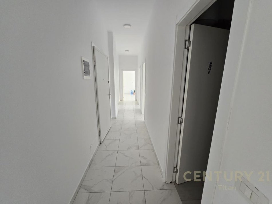 Tirane, jepet me qera zyre 3+1+2 Kati 3, 111 m² 1.000 € (Rruga Sali Butka)