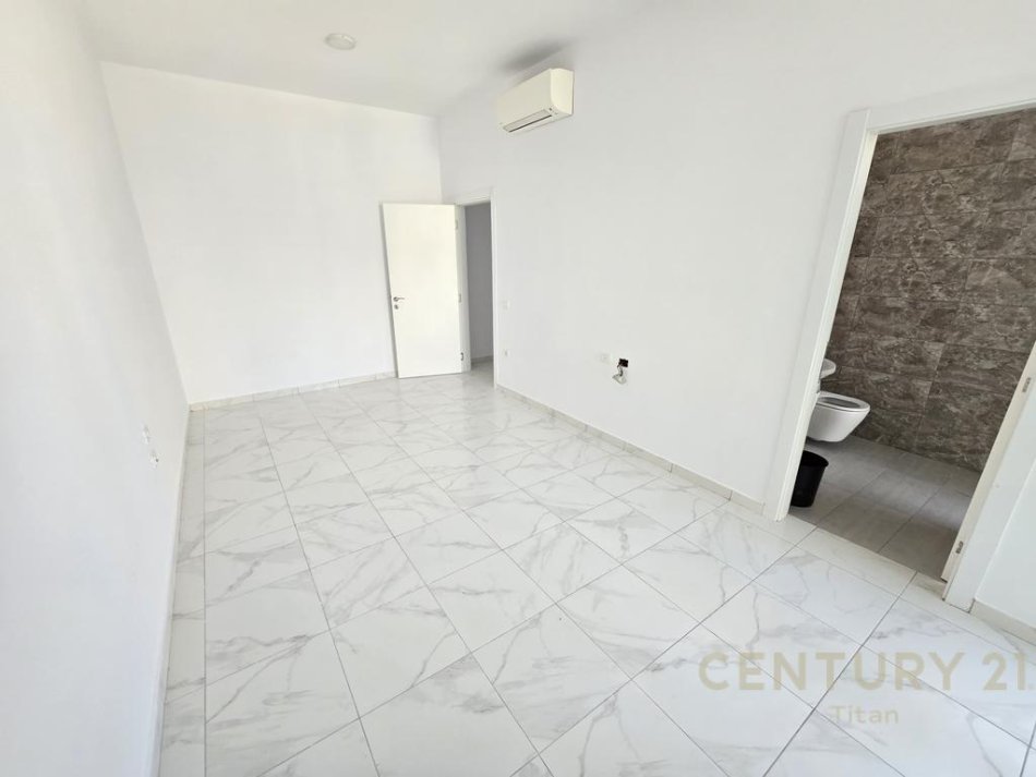 Tirane, jepet me qera zyre 3+1+2 Kati 3, 111 m² 1.000 € (Rruga Sali Butka)