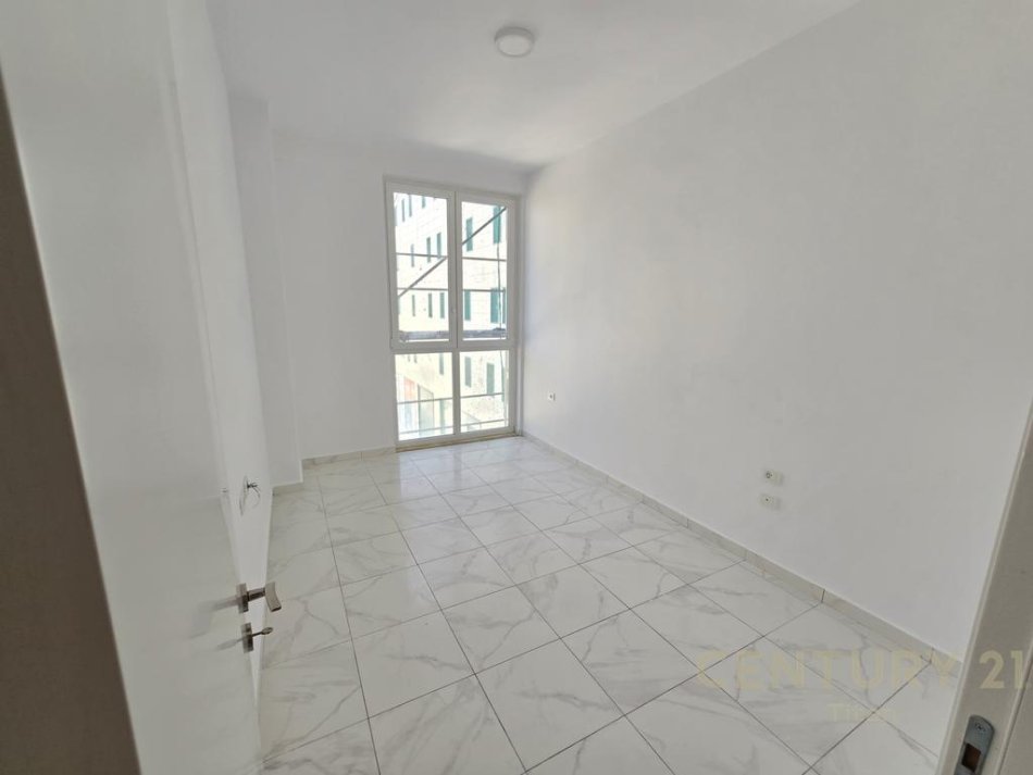 Tirane, jepet me qera zyre 3+1+2 Kati 3, 111 m² 1.000 € (Rruga Sali Butka)