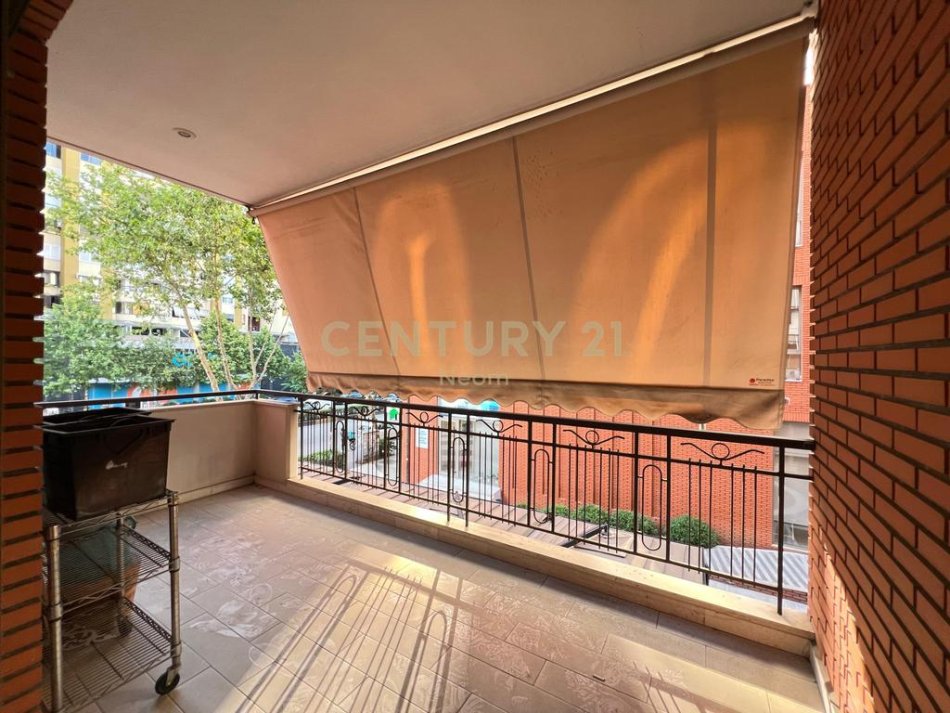 Tirane, jepet me qera zyre Kati 1, 75 m² 750 € (Kompleksi Delijorgji)
