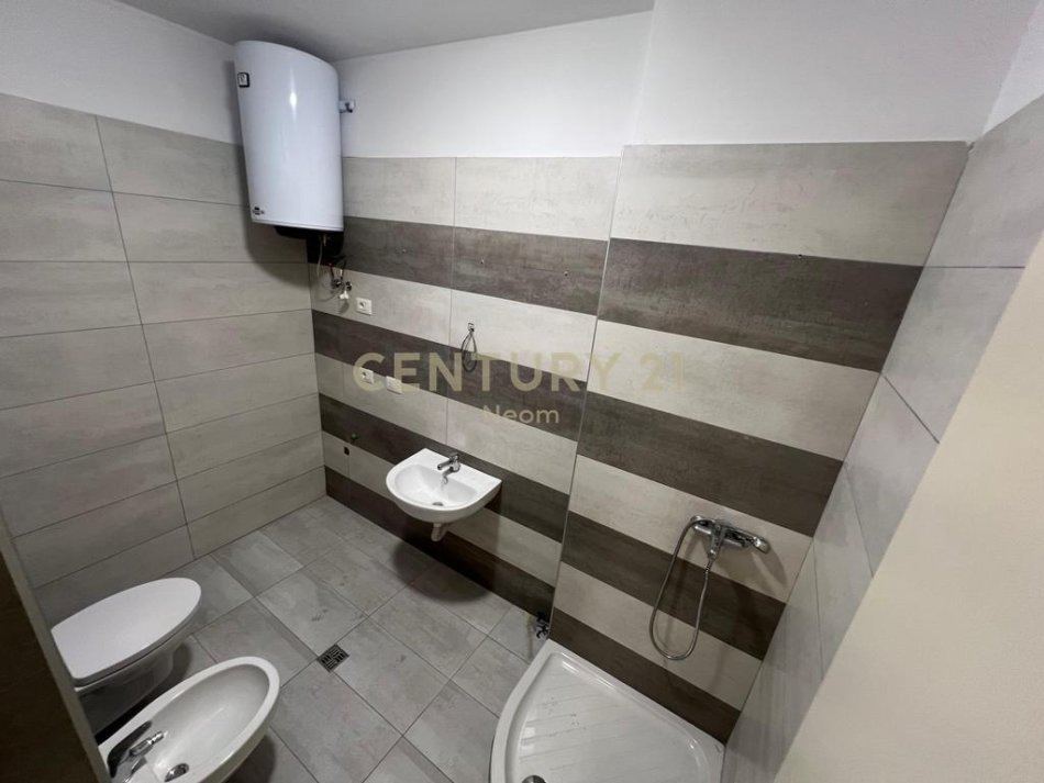 Tirane, jepet me qera zyre Kati 1, 75 m² 750 € (Kompleksi Delijorgji)