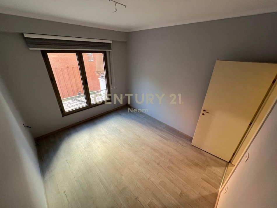 Tirane, jepet me qera zyre Kati 1, 75 m² 750 € (Kompleksi Delijorgji)