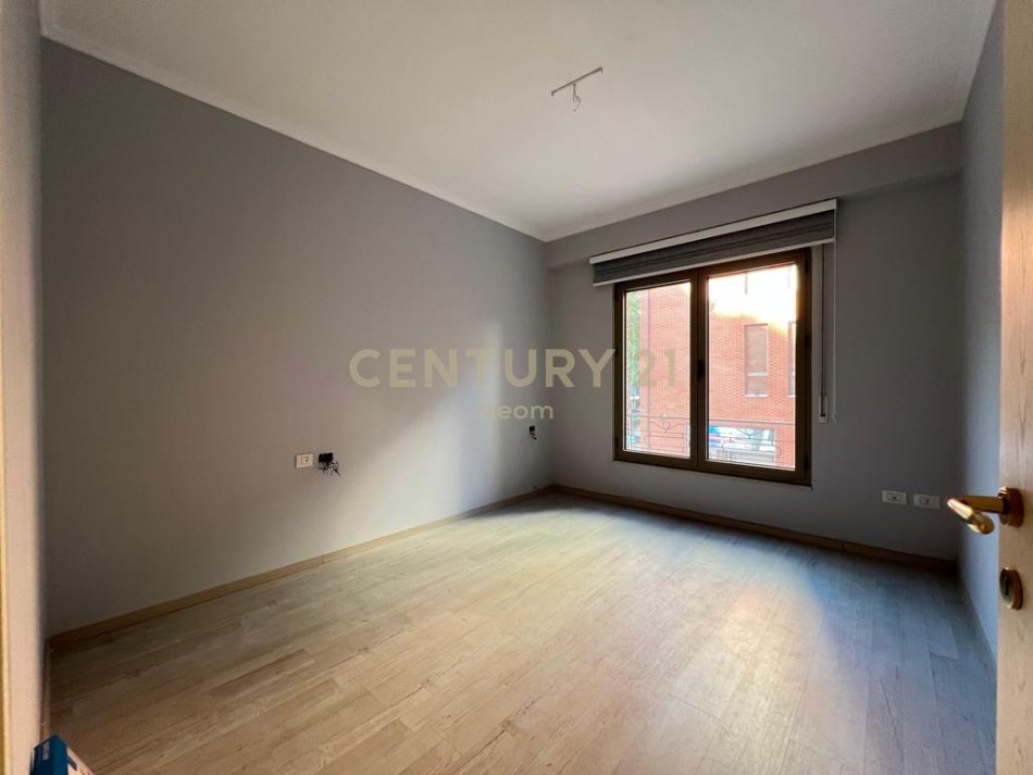 Tirane, jepet me qera zyre Kati 1, 75 m² 750 € (Kompleksi Delijorgji)