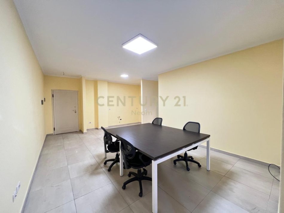 Tirane, jepet me qera zyre Kati 1, 75 m² 750 € (Kompleksi Delijorgji)