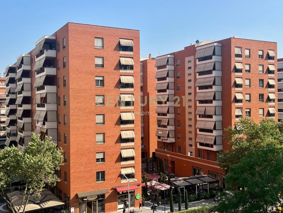 Tirane, jepet me qera zyre Kati 1, 75 m² 750 € (Kompleksi Delijorgji)
