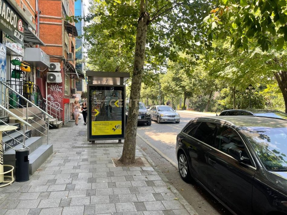 Tirane, jepet me qera dyqan buze rruge Kati 0, 71 m² 1.100 € (Ministria e Jashtme)