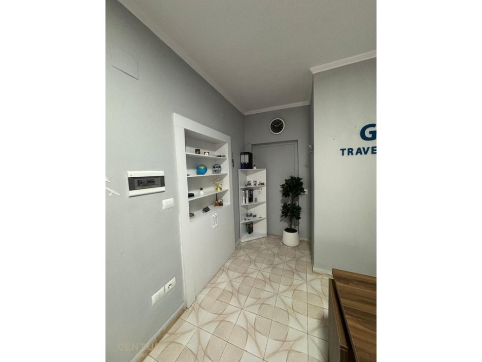 Tirane, jepet me qera zyre Kati 0, 20 m² 300 € (Shallvaret)