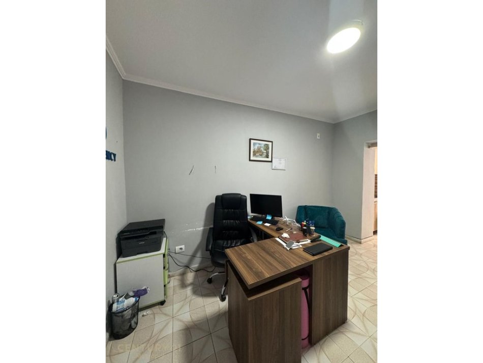 Tirane, jepet me qera zyre Kati 0, 20 m² 300 € (Shallvaret)