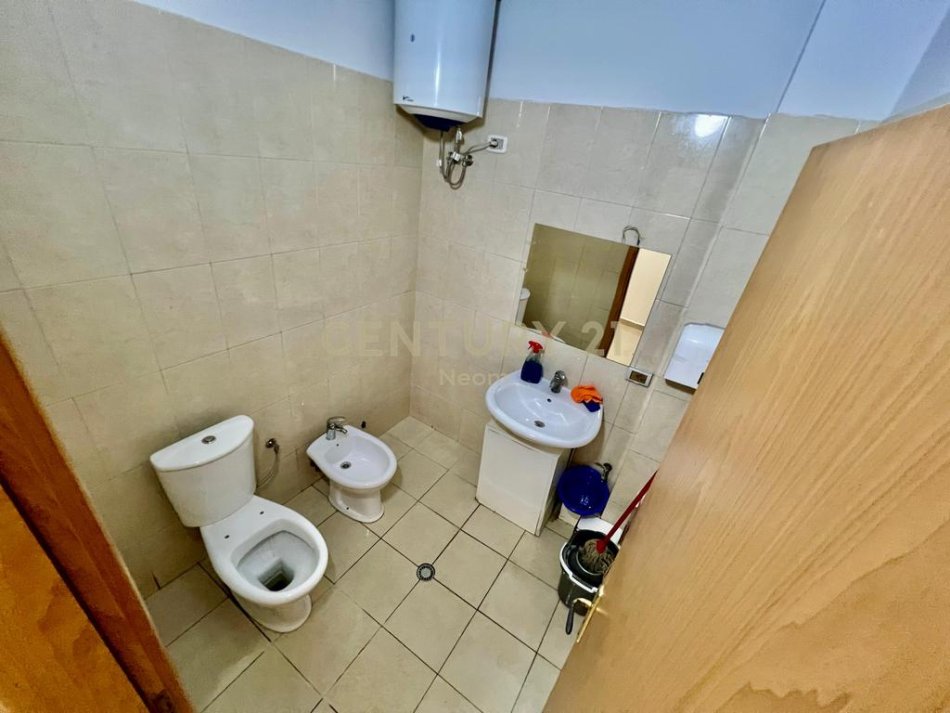 Tirane, jepet me qera ambjent biznesi Kati 0, 110 m² 1.000 € (Komuna e Parisit)