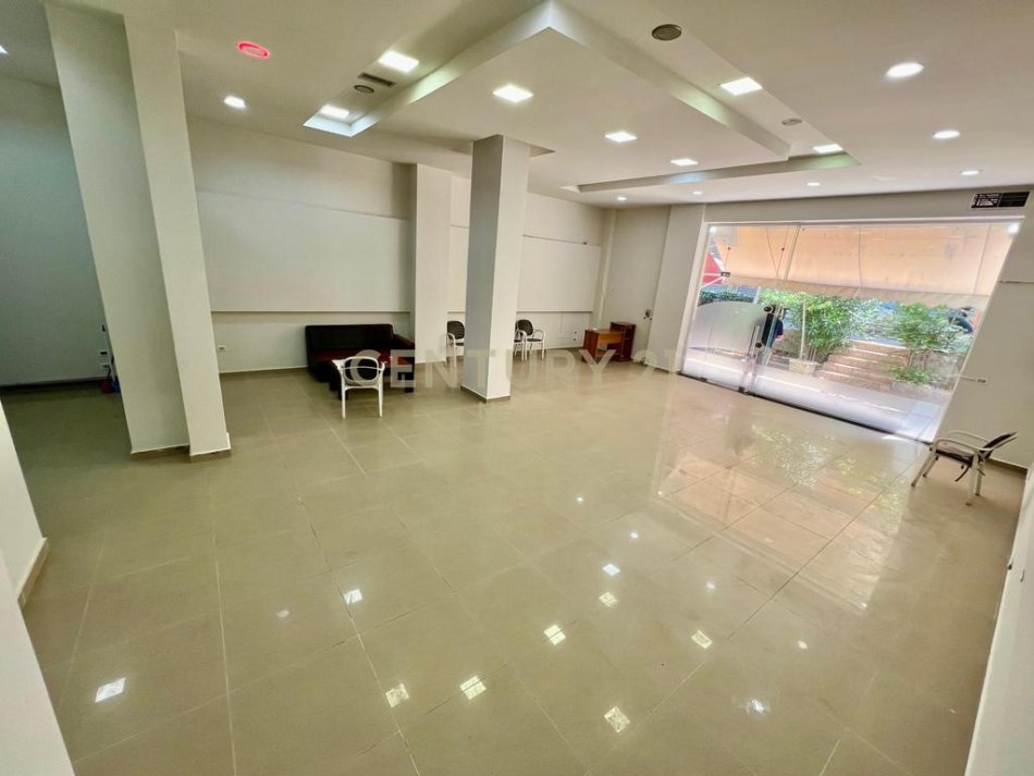 Tirane, jepet me qera ambjent biznesi Kati 0, 110 m² 1.000 € (Komuna e Parisit)