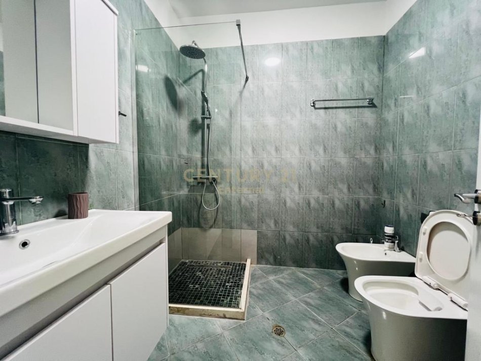 Tirane, jepet me qera apartament 1+1 , (Komuna e Parisit)