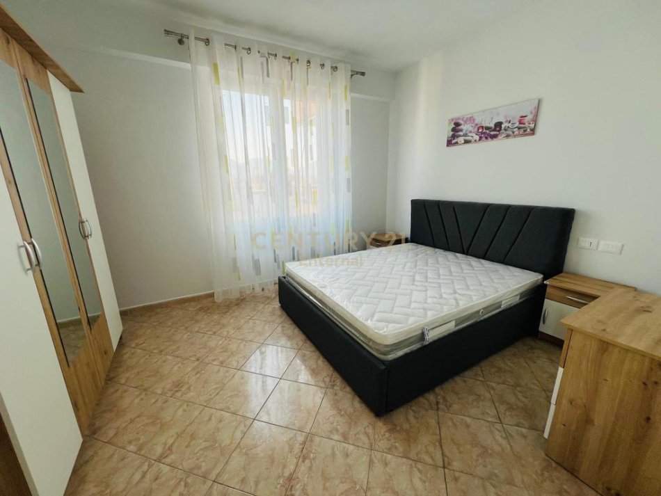 Tirane, jepet me qera apartament 1+1 , (Komuna e Parisit)