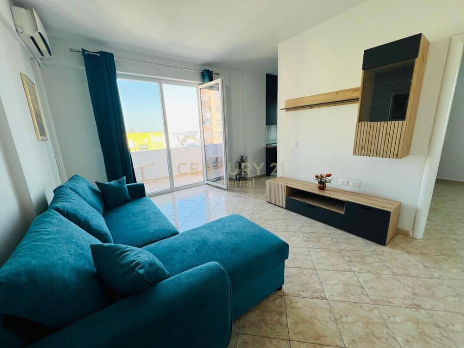 Tirane, jepet me qera apartament 1+1 , (Komuna e Parisit)