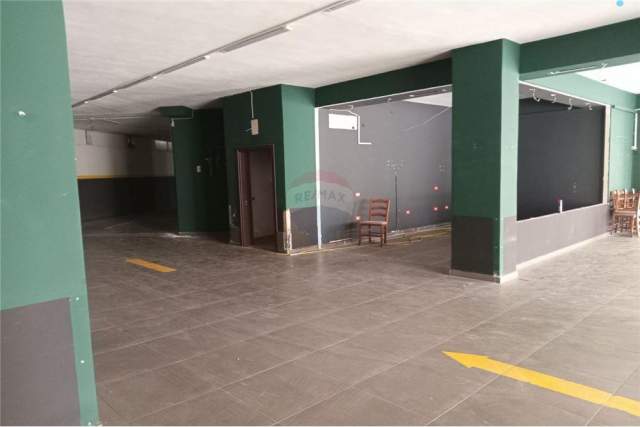 Tirane, jepet me qera ambjent biznesi 1.000 m² 2.000 Euro (Rruga e thesarit)