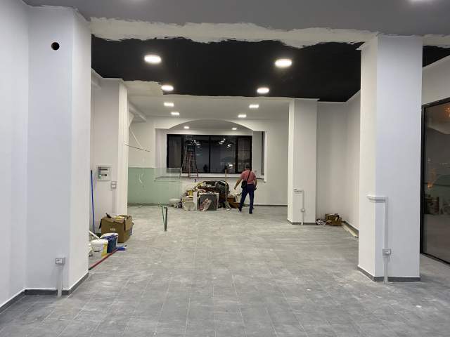 Tirane, jepet me qera ambjent biznesi Kati 0, 150 m² 1.000 Euro (Besim Fagu)