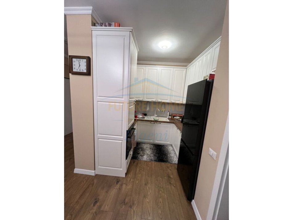 Tirane, shitet apartament 2+1+Ballkon, Kati 2, 86 m2 165,000 € (Oxhaku)
