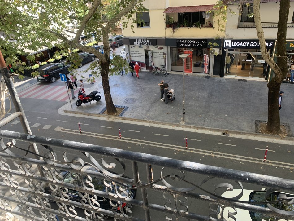 Tirane, jepet me qera apartament 3+1+Ballkon , 120 m² 1.200 € (Rruga Myslym Shyri)