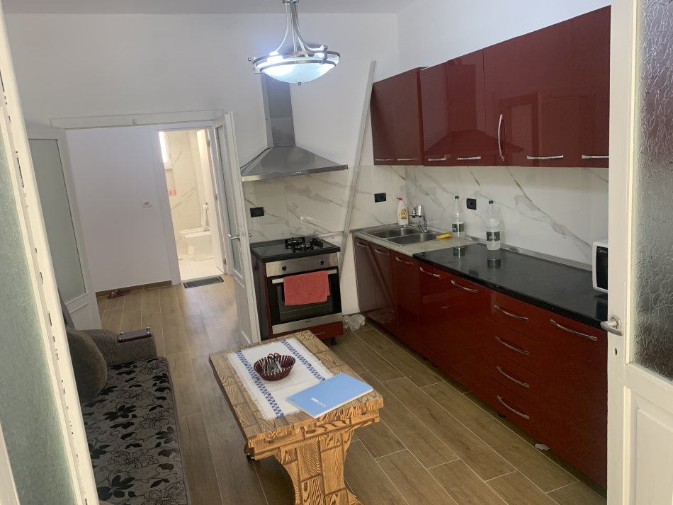 Tirane, jepet me qera apartament 3+1+Ballkon , 120 m² 1.200 € (Rruga Myslym Shyri)