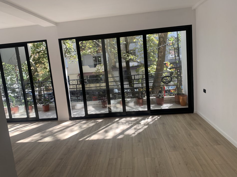 Tirane, jepet me qera apartament 3+1+Ballkon , 120 m² 1.200 € (Rruga Myslym Shyri)