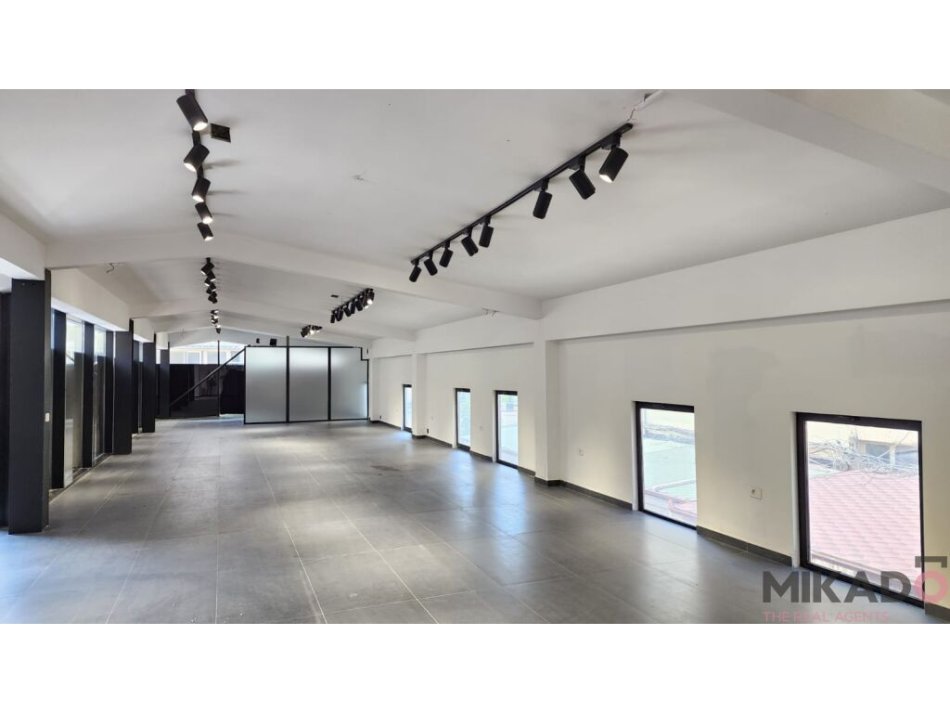 Tirane, jepet me qera magazine Kati 0, 350 m² 5.000 € (Rruga kavajes)