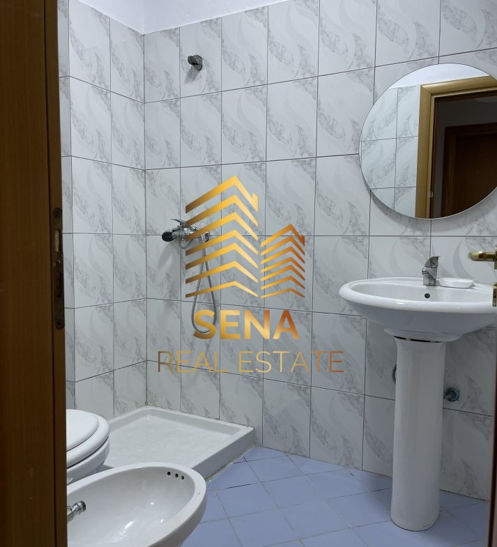 Tirane, jepet me qera apartament 2+1+Ballkon Kati 5, 85 m² 650 € (Rruga Muhamet Gjollesha)