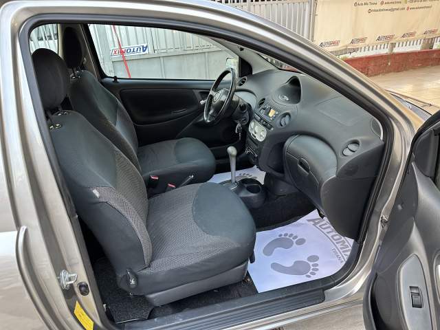 Tirane, shes makine Toyota yaris Viti 2003, 3.700 Euro