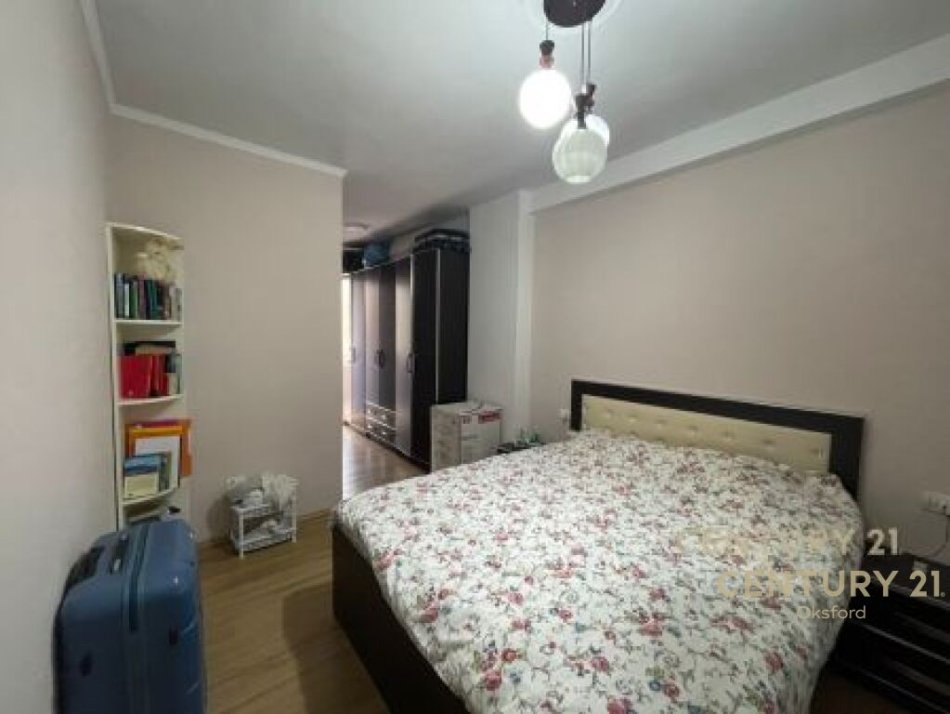 Tirane, jepet me qera apartament 1+1 Kati 2, 100 m² 400 € (Yzberisht, Tirane.)