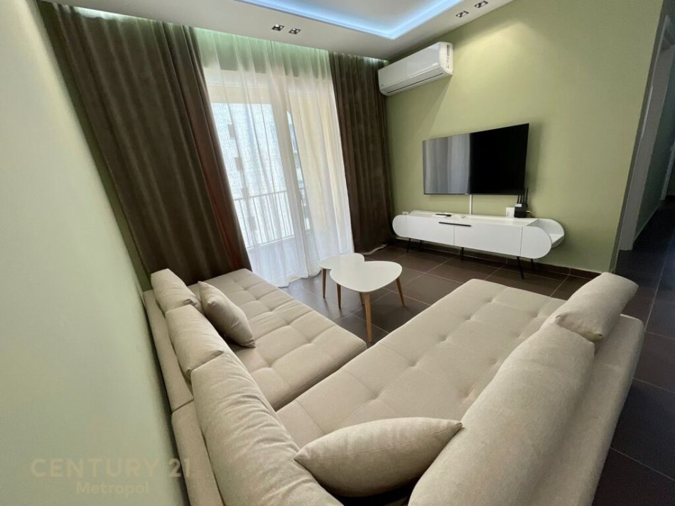 Tirane, jepet me qera apartament 2+1 , 100 m² 500 € (Yzberisht)