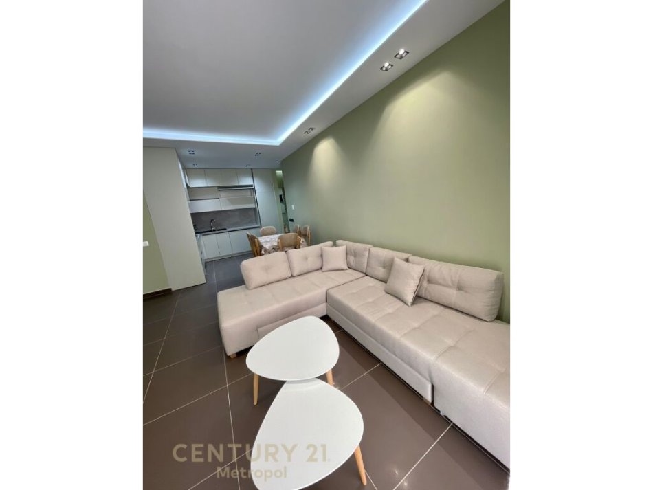 Tirane, jepet me qera apartament 2+1 , 100 m² 500 € (Yzberisht)