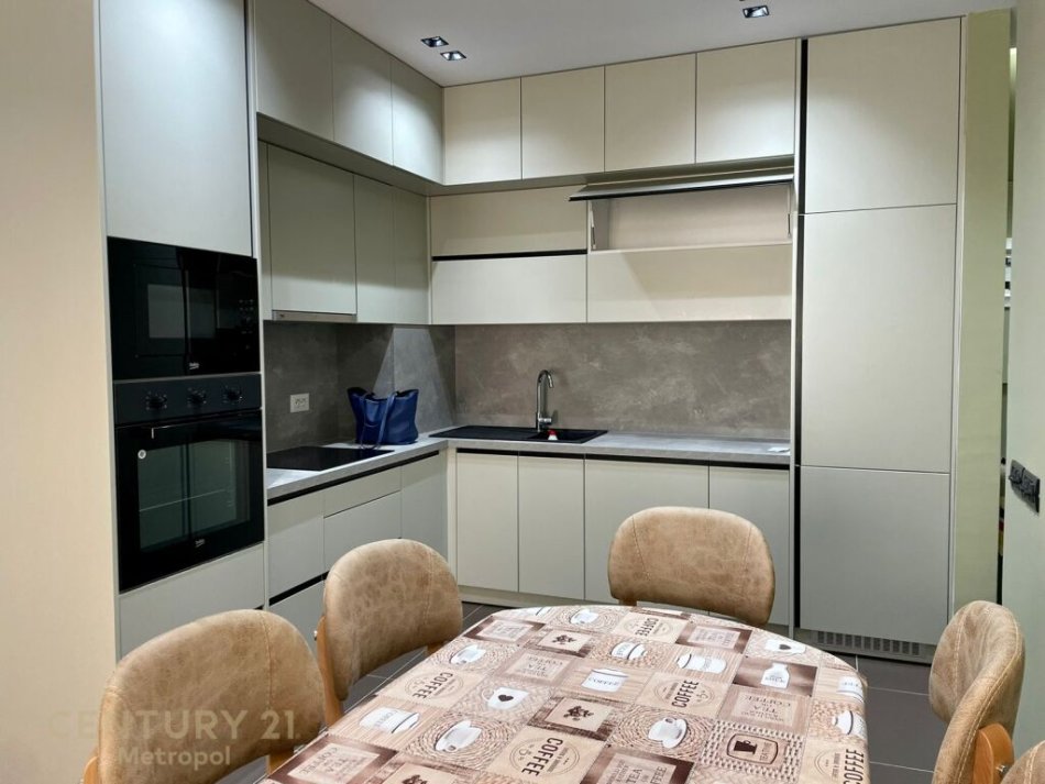 Tirane, jepet me qera apartament 2+1 , 100 m² 500 € (Yzberisht)