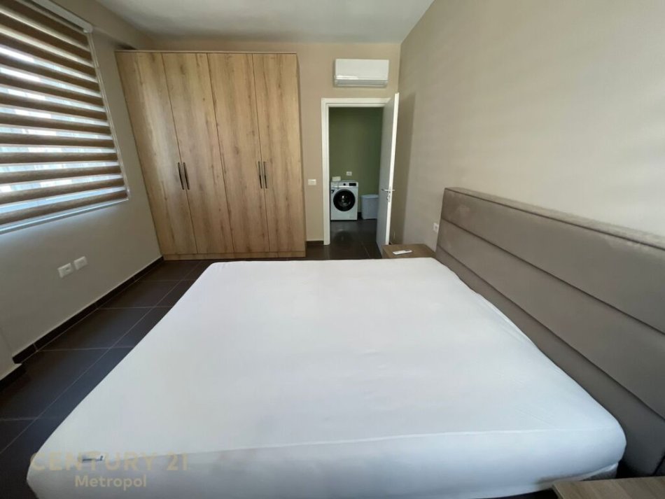 Tirane, jepet me qera apartament 2+1 , 100 m² 500 € (Yzberisht)