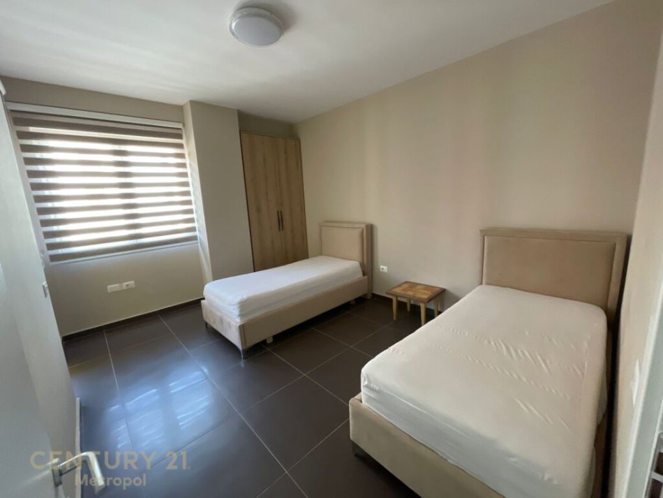 Tirane, jepet me qera apartament 2+1 , 100 m² 500 € (Yzberisht)