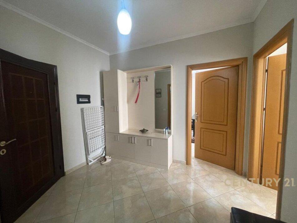 Tirane, jepet me qera apartament 2+1 Kati 8, 79 m² 430 € ( Tirana, Rruga Joklin Persi)