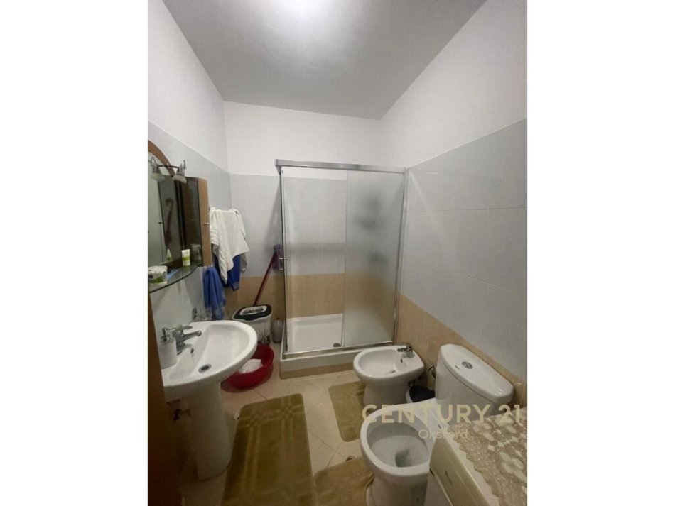 Tirane, jepet me qera apartament 2+1 Kati 8, 79 m² 430 € ( Tirana, Rruga Joklin Persi)
