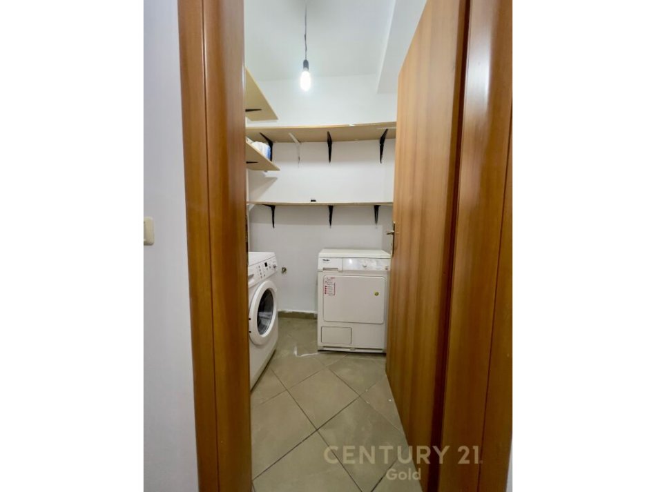 Tirane, jepet me qera apartament 1+1 Kati 3, 89 m² 550 € (Rruga e Kavajës)