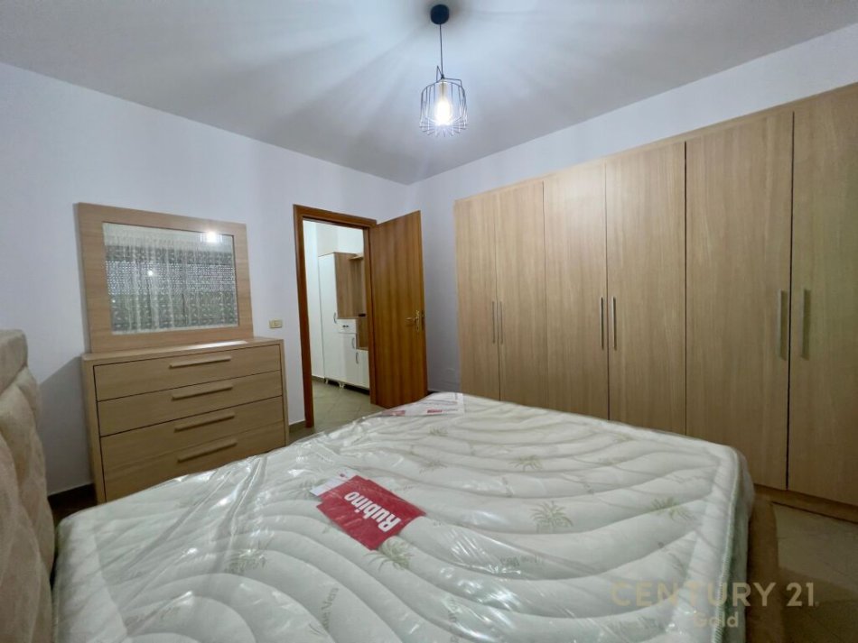 Tirane, jepet me qera apartament 1+1 Kati 3, 89 m² 550 € (Rruga e Kavajës)