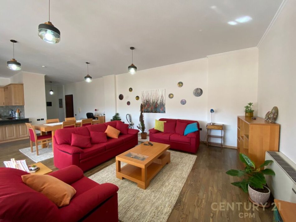 Tirane, jepet me qera 2+1 Kati 6, 126 m² 1.200 € ( Adresa: Zona e Ambasadës Amerikane, Tiranë)