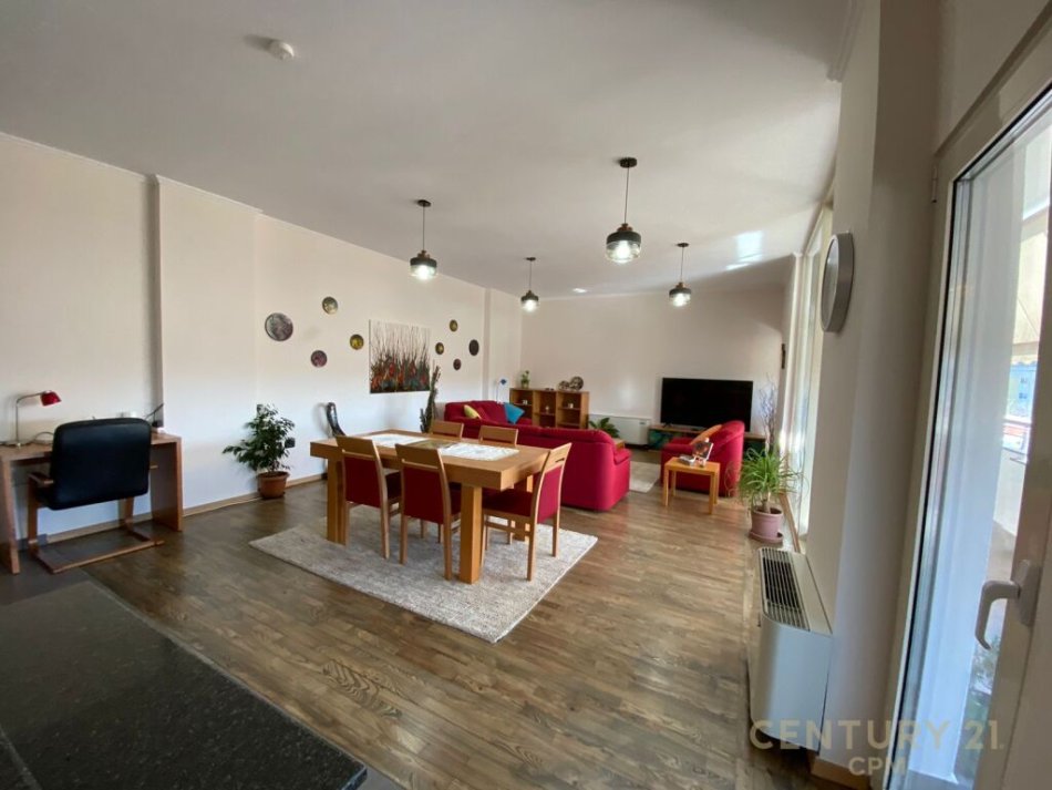 Tirane, jepet me qera 2+1 Kati 6, 126 m² 1.200 € ( Adresa: Zona e Ambasadës Amerikane, Tiranë)