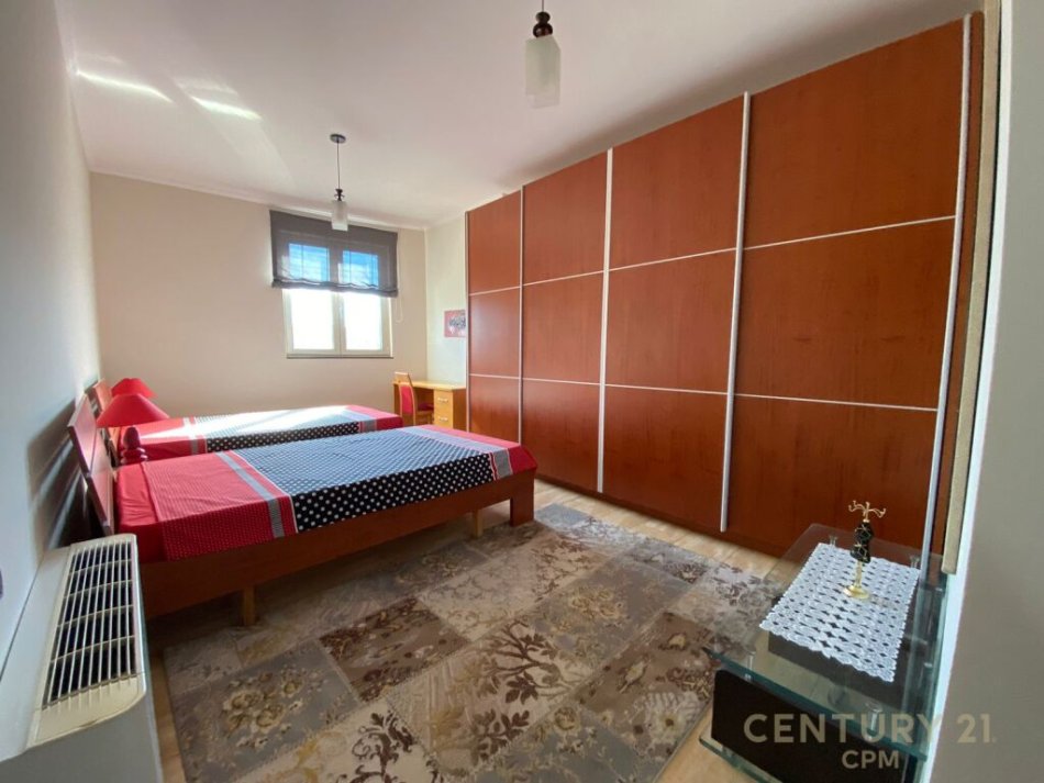 Tirane, jepet me qera 2+1 Kati 6, 126 m² 1.200 € ( Adresa: Zona e Ambasadës Amerikane, Tiranë)