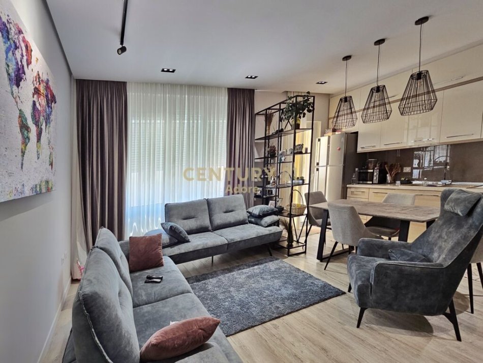 Tirane, jepet me qera apartament+verande | Penthouse 3+1 Kati 1, 128 m² 1.200 € ( Vendndodhja: Liqeni i Thate, Tiranë)